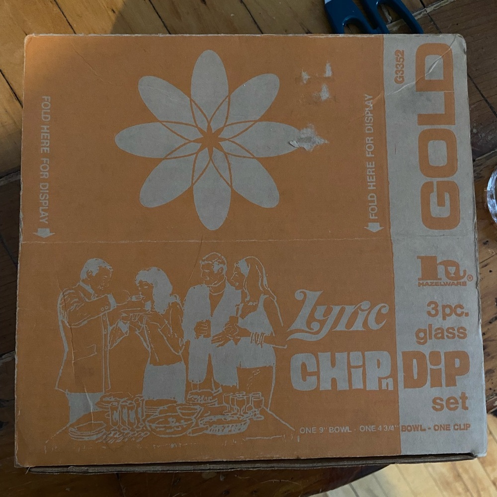 Vintage Lyric chip and dip set